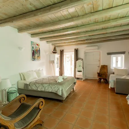 Daire Honey Bee House