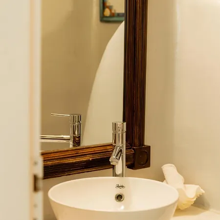 Daire Honey Bee House