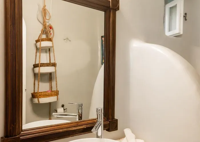 Honey Bee House * Mykonos Town